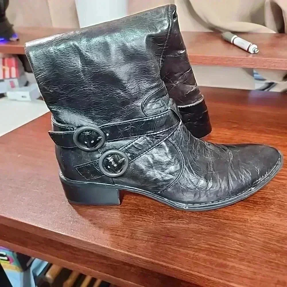 Born Crown Crackeled leather tall western boots. Size 6.5